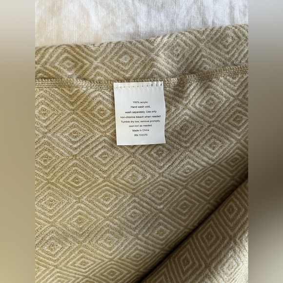 Hallmart Collectibles Grandeur Diamond Decorative Knit Fringed Throw | Beige NWT - Picture 3 of 5